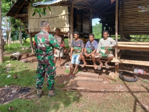 Jaga Keamanan Desa, Babinsa Walakaka Ajak Warga Peduli Kamtibmas