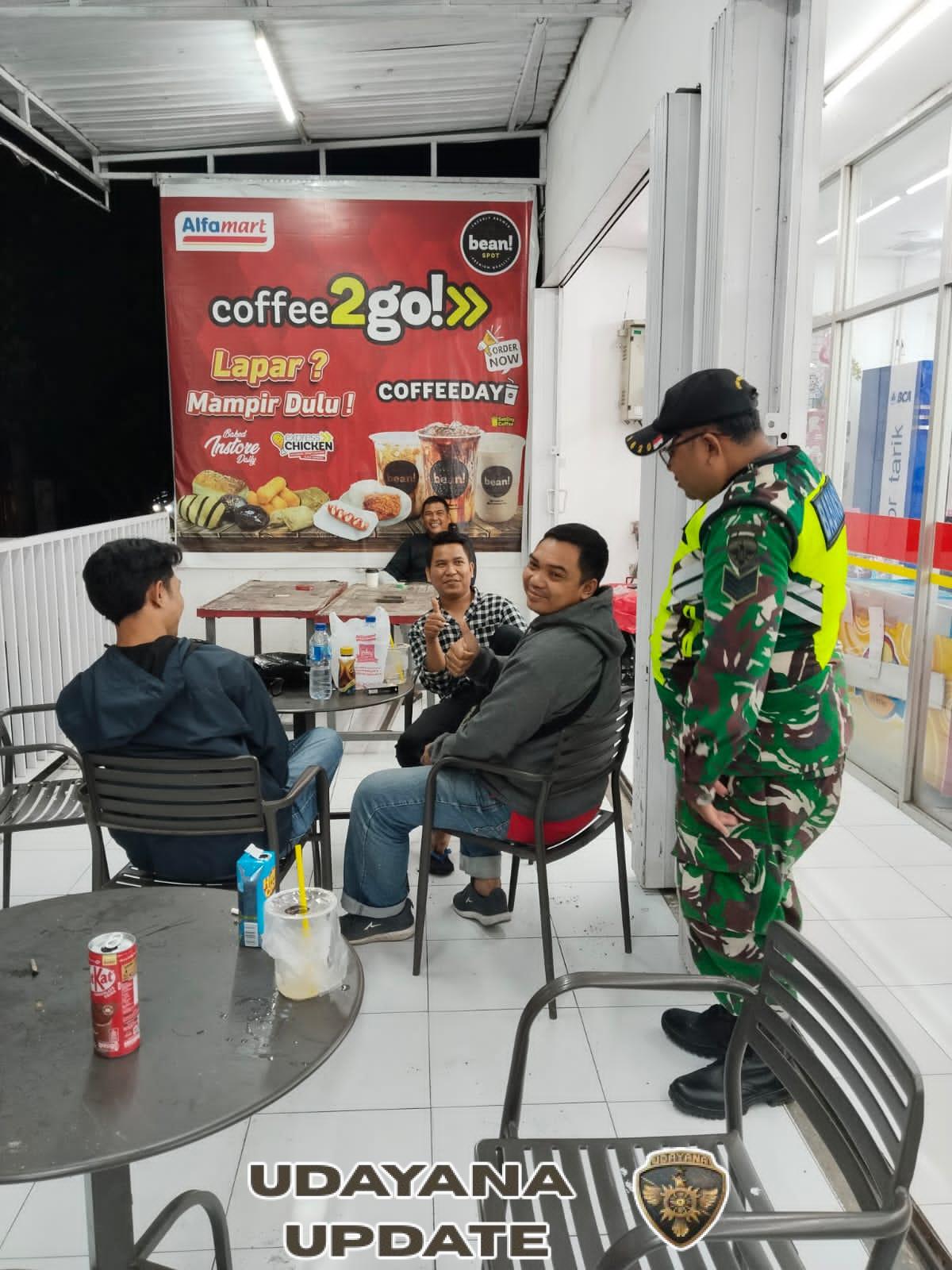 Melalui Patroli Malam Babinsa Jajaran Kodim Loteng Jalin Komunikasi Dengan Warga