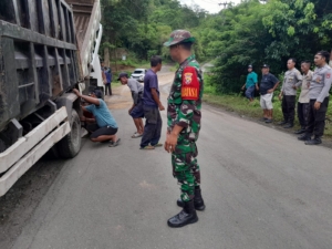 Kepedulian TNI Hadir di Lokasi Kecelakaan Damtruk Jalan Trans Sekongkang–Maluk