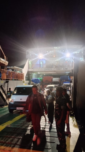 Babinsa Koramil Pantai Baru Amankan Bongkar Muat KMP Garda Maritim 3