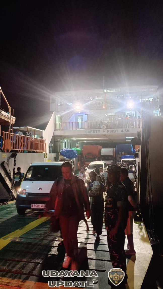 Babinsa Koramil Pantai Baru Amankan Bongkar Muat KMP Garda Maritim 3