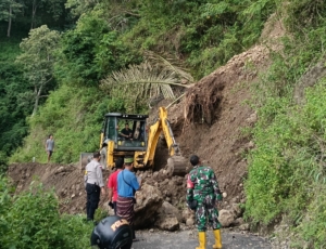 Hujan Deras Picu Longsor di Cibal, Babinsa Koramil 1612-01/Ruteng Bergerak Cepat Koordinasi