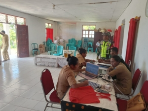 Babinsa Koramil Aesesa Dampingi Pembagian Beras Bulog dan Minyak Goreng