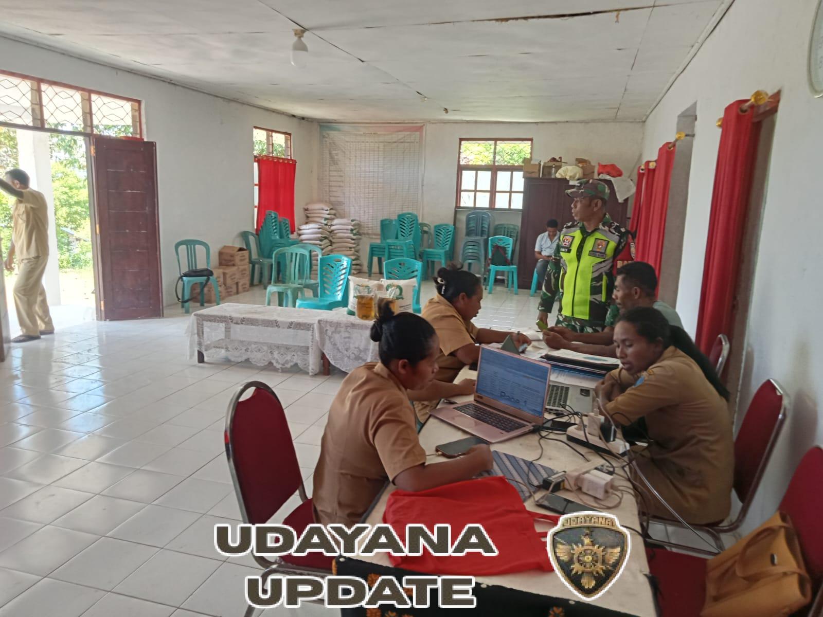 Babinsa Koramil Aesesa Dampingi Pembagian Beras Bulog dan Minyak Goreng