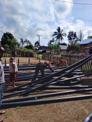 Babinsa Desa Tambora Dampingi Warga Turunkan Pipa Jaringan Air Bersih