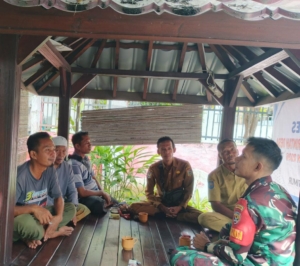 Babinsa Aikmel Timur Perkuat Sinergi Lewat Komsos Bersama Masyarakat dan Pemerintah Desa