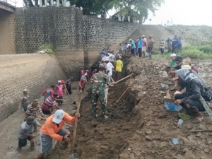 Babinsa Lambu Bersama Masyarakat Gotong Royong Bersihkan Aliran Sungai Dam Diwu Moro