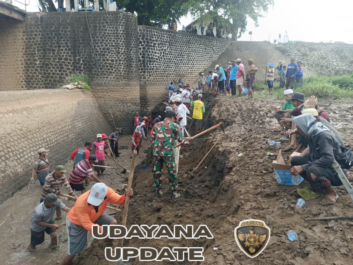 Babinsa Lambu Bersama Masyarakat Gotong Royong Bersihkan Aliran Sungai Dam Diwu Moro