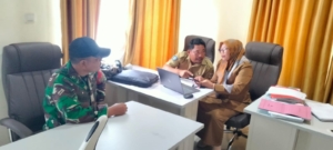 Babinsa Desa Kokarlian Laksanakan Komsos Bersama Perangkat Desa