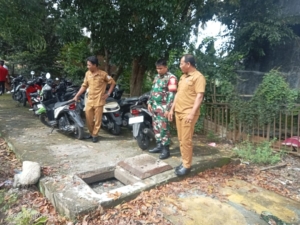Babinsa Koramil Taliwang Dampingi DPUPRPP Atasi WC Warga Tersumbat di Menala