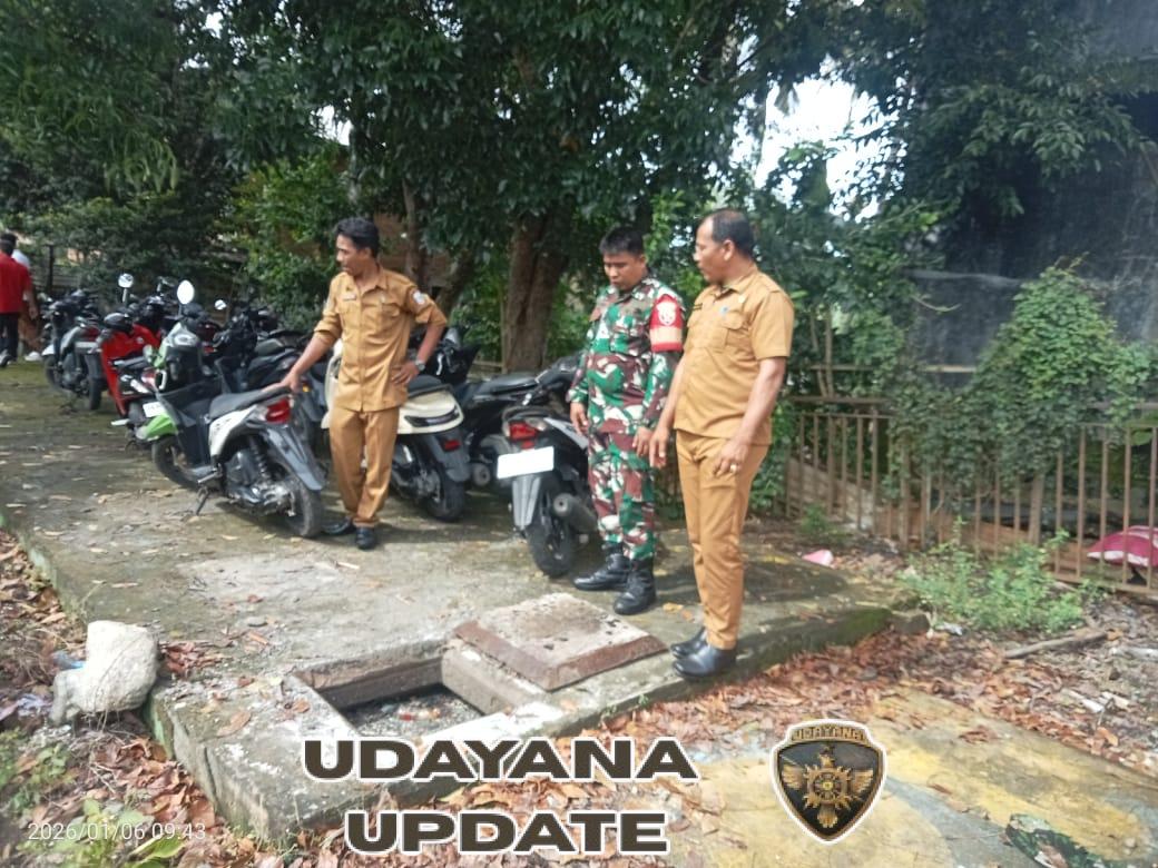 Babinsa Koramil Taliwang Dampingi DPUPRPP Atasi WC Warga Tersumbat di Menala