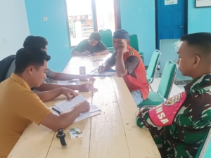 Babinsa Karombo Dampingi Aparatur Desa Bahas Pemasangan Water Meter