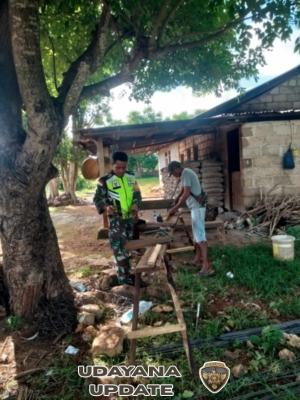 Babinsa Desa Lekunik Pantau Pekerjaan Pembesian, Pastikan Pembangunan Berjalan Lancar