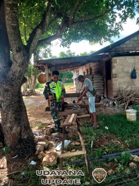 Babinsa Desa Lekunik Pantau Pekerjaan Pembesian, Pastikan Pembangunan Berjalan Lancar