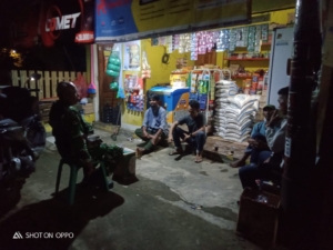 Patroli Ronda Malam Babinsa Dorebara, Pelajar Diberi Edukasi Kamtibmas