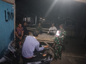 Sertu Sudarno Pantau Ronda Malam Warga Demi Keamanan Lingkungan