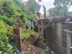 Hujan Lebat Picu Longsor di Ende Utara, Babinsa Sigap Lakukan Pengamanan Wilayah