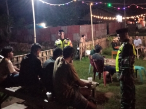 Patroli Siskamling Koramil Sape Fokus Pantau Pemukiman dan Tempat Anak Muda Berkumpul