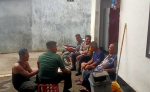 Babinsa dan Polisi Ajak Warga Peteluan Indah Cegah Banjir