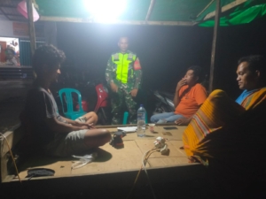 Patroli Malam di Kalajena, Babinsa Tegaskan Pentingnya Laporkan Masalah Tanpa Main Hakim Sendiri