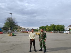 TNI Hadir di Pelabuhan Poto Tano, Pengamanan Berjalan Aman dan Lancar