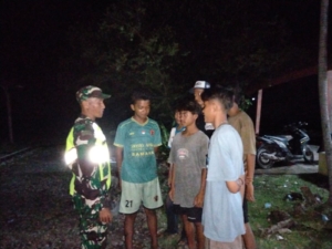 Sertu Herman Galakkan Hidup Harmonis di Desa Labuan Kananga Lewat Patroli Malam