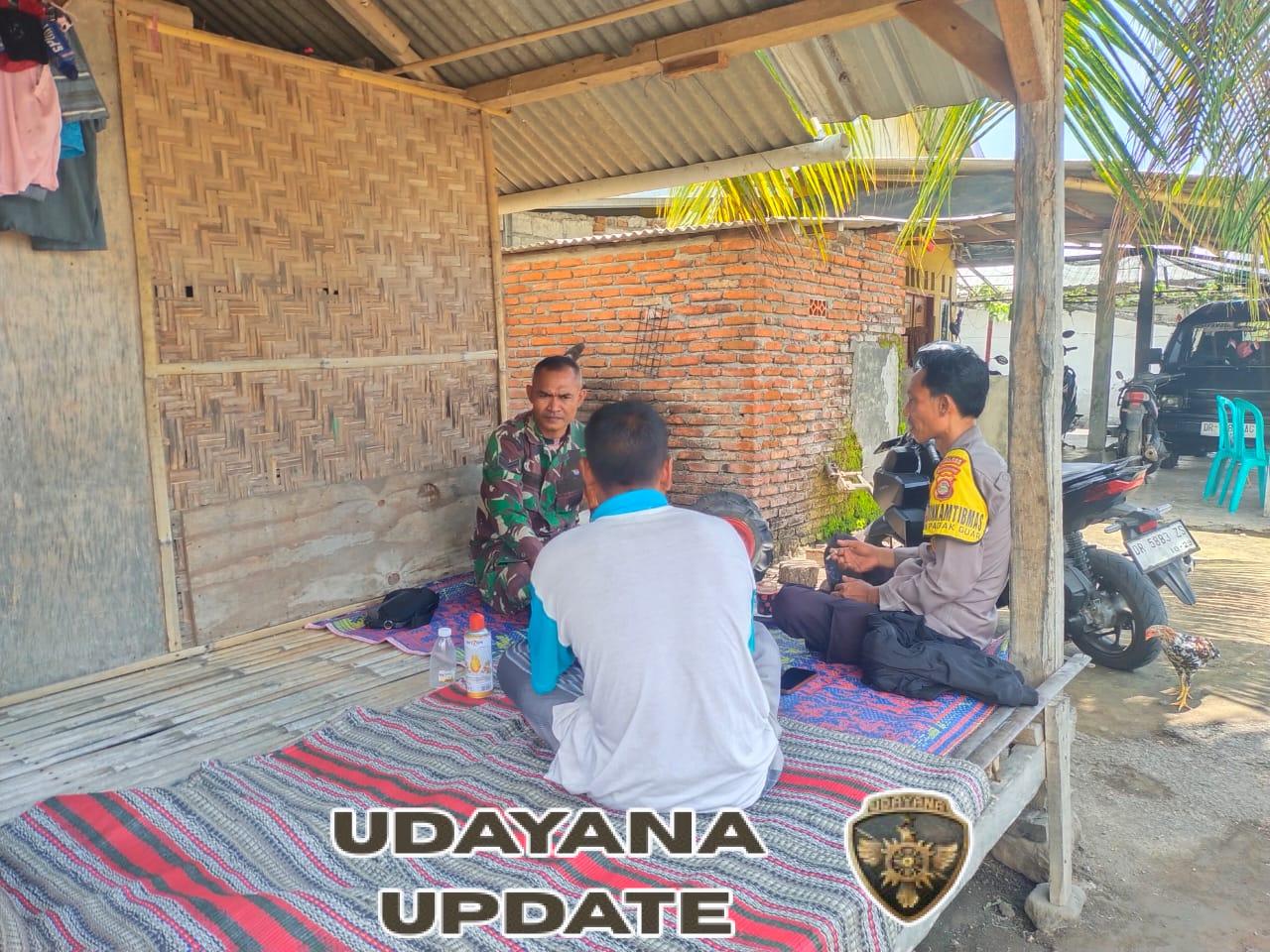 Babinsa Padak Guar dan Bhabinkamtibmas Ajak Warga Jaga Kebersihan Lingkungan di Musim Hujan