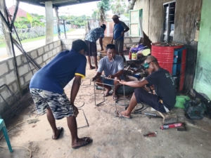 Babinsa Pantai Baru Dampingi Pengerjaan KDKMP di Desa Hundihopo