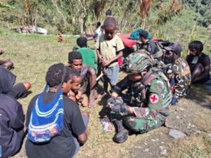 Dari Rumah ke Rumah, Satgas Yonif 743/PSY Hadirkan Harapan Sehat di Pedalaman Papua