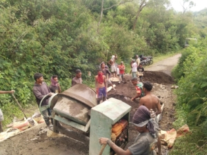 Cuaca Cerah, Babinsa dan Warga Desa Lisekuru Sukses Gelar Karya Bakti