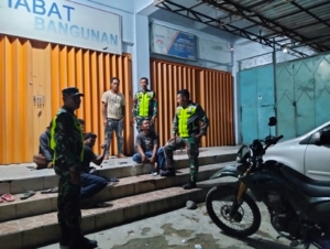 Wujud Bakti untuk Masyarakat, Prajurit Koramil Lembor Hadirkan Ketenangan Lewat Patroli Malam