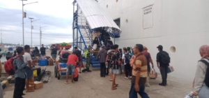 Babinsa Larantuka Jaga Kondusivitas Aktivitas Penumpang di Pelabuhan PELNI
