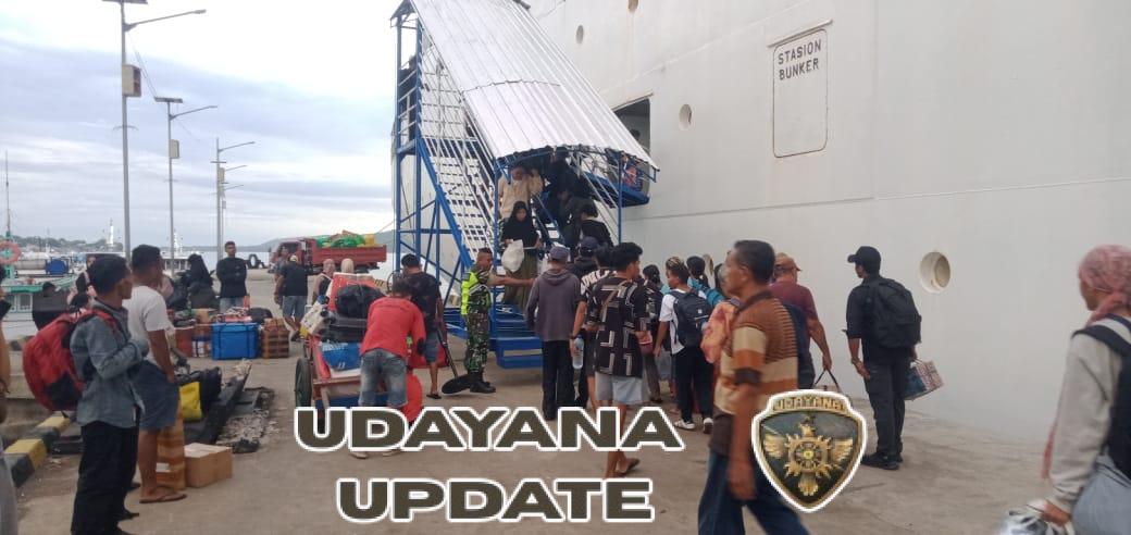 Babinsa Larantuka Jaga Kondusivitas Aktivitas Penumpang di Pelabuhan PELNI