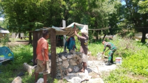 Peduli Warga, Babinsa Kodim 1601/Sumba Timur Bantu Pembangunan Pondasi Tandon Air