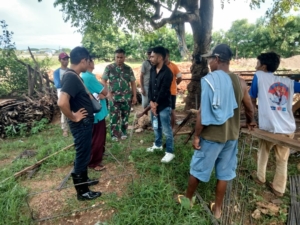 Babinsa Pantau Pekerjaan Pembesian Pembangunan di Desa Lekunik