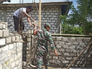 Wujud Kepedulian, Babinsa Sertu Sunardin Turun Langsung Bantu Warga