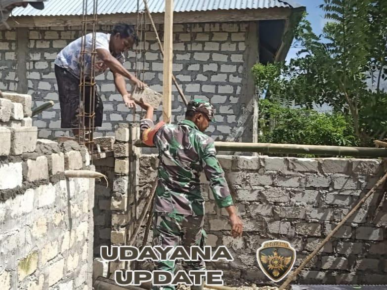 Wujud Kepedulian, Babinsa Sertu Sunardin Turun Langsung Bantu Warga