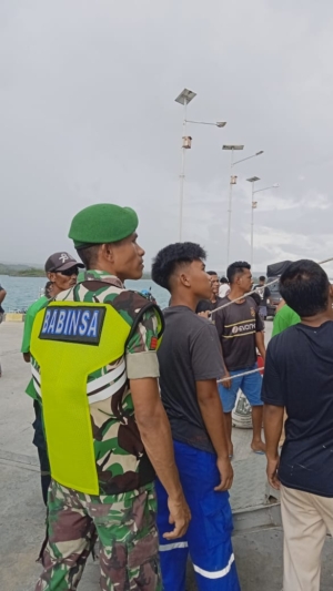 Babinsa Batutua Amankan Bongkar Muat KM Sabuk Nusantara 43