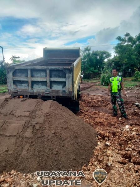 Babinsa Lobalain Pantau Distribusi Material Pasir di Desa Lekunik