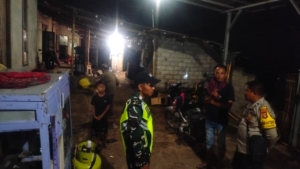 Wujudkan Ketentraman Warga, Babinsa Ajak Apar Desa Patroli Malam