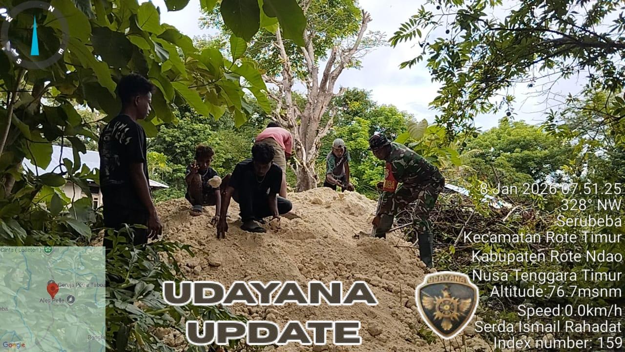 Babinsa Pantai Baru Bersihkan Akses Jalan Menuju Lokasi KDKMP Desa Serubeba