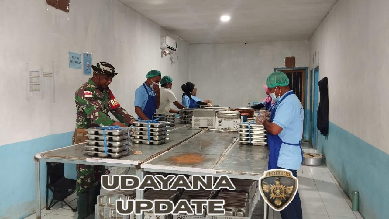 Babinsa Koramil 1627-02/PB Dampingi Pemberian Makanan Bergizi Gratis bagi Ribuan Pelajar di Rote Timur