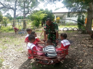 Kembangkan Kemampuan Anak, Serda Hironimus Kono Berikan Bimbingan Belajar Bermain Kepada Anak-Anak Paud