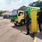 Babinsa Amankan Keberangkatan Kapal Garda Maritim 3 di Pelabuhan Pantai Baru