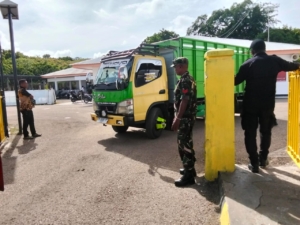 Babinsa Amankan Keberangkatan Kapal Garda Maritim 3 di Pelabuhan Pantai Baru