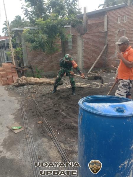Babinsa Air Suning Gotong Royong Bantu Perehapan Rumah Warga