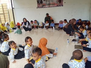 Babinsa Koramil Seteluk Dampingi Program Makan Bergizi Gratis di TK Kasih Bunda