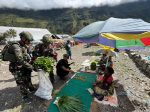 Belanja Kasih Satgas Yonif 743/PSY Dukung Perekonomian Masyarakat Puncak Jaya