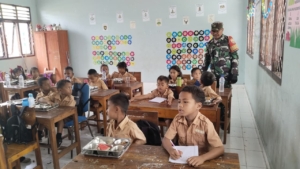 Babinsa Koramil 1630-02/Lembor Lakukan Pengecekan Pemberian Makanan Bergizi di Sekolah