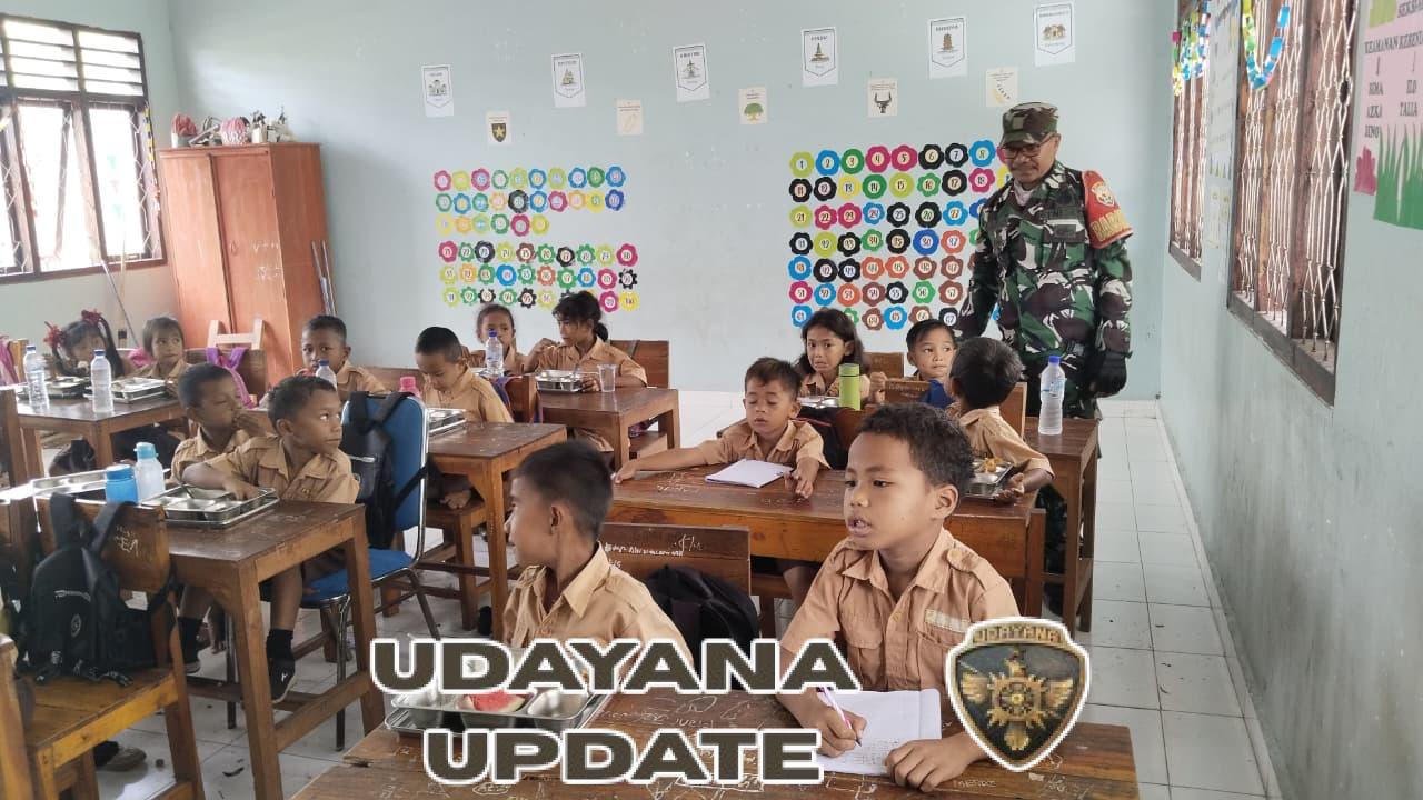 Babinsa Koramil 1630-02/Lembor Lakukan Pengecekan Pemberian Makanan Bergizi di Sekolah